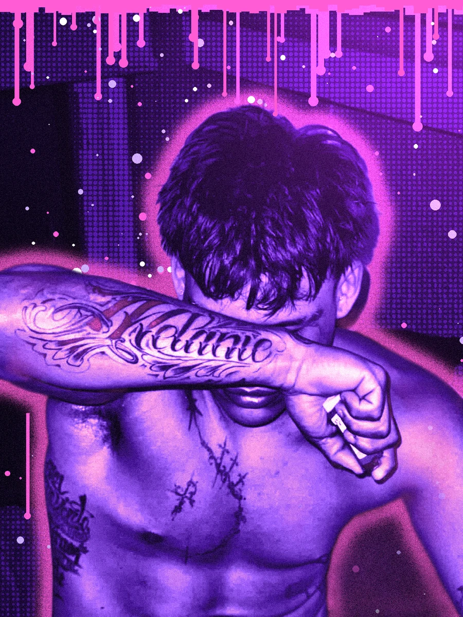 Bully, artista emergente, con el brazo tatuado cubriéndole la cara